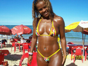 Afro menina em uma praia. Ela Ã© uma